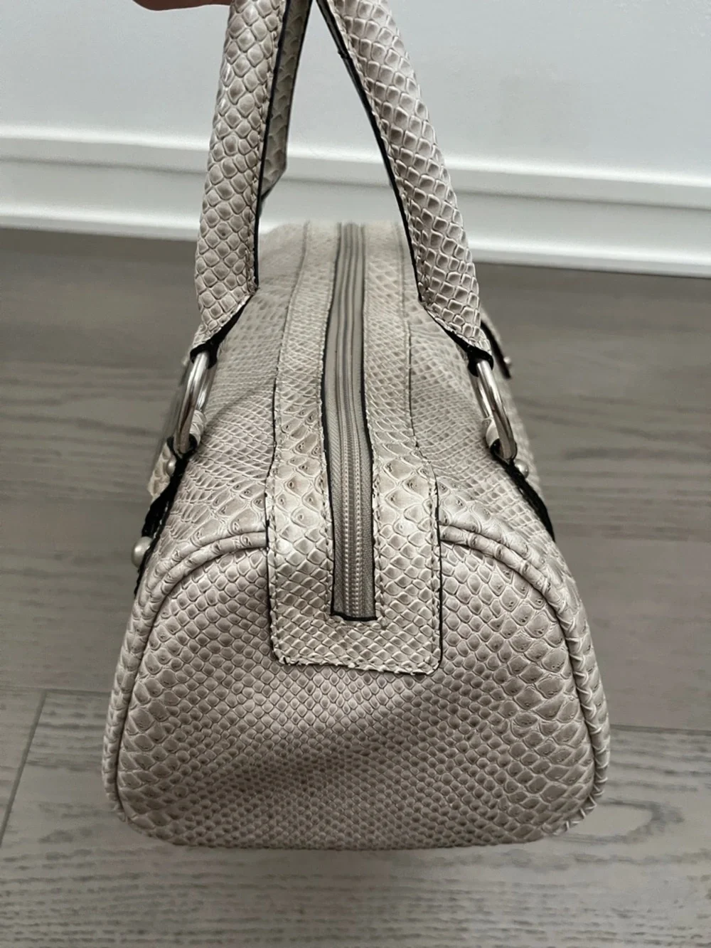 Y2K GUESS Cream Snake-Embossed Barrel Satchel with Top Handles - Picture 3 of 6